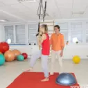 Cvičení na závěsném posilovacím systému - dřep na jedné noze