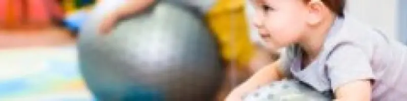 Cvičení rodičů s dětmi (7–9 měsíců)