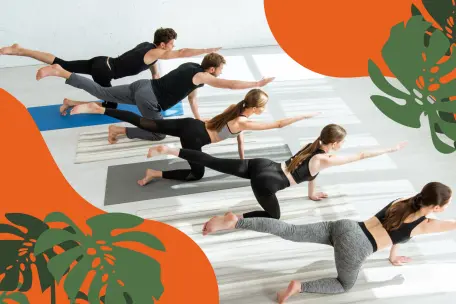 Skupina mužů a žen cvičí Pilates na podložkách ve světlém studiu.