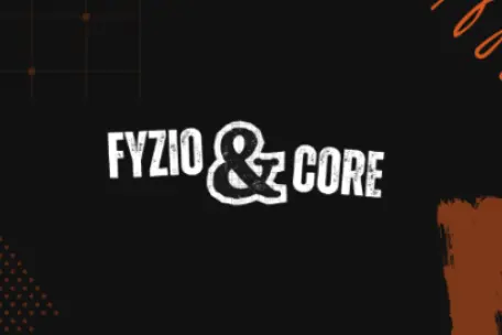 Grafika Fyzio & Core ve FYZIOklinice s logem na tmavém pozadí a oranžovými dekorativními prvky.