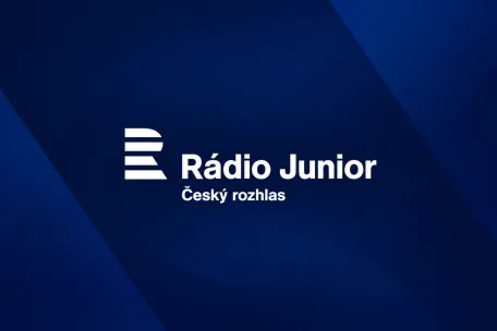 Logo Rádio Junior Českého rozhlasu na tmavě modrém pozadí.