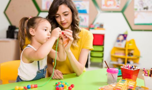 Dítě nechce kreslit nebo nevydrží sedět? Možná ještě není pohybově připravené na školu