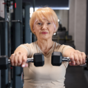Posilování po padesátce: proč je klíčové pro ženy 50+