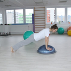 Cvičení na balanční podložce BOSU - pánský klik