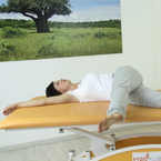 Protažení zevní strany stehna vleže na boku