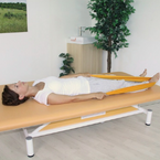 Protažení zadní strany stehenního svalu s propnutým kolenním kloubem pomocí pásku