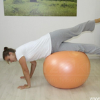 Cvičení na gymnastickém míči - nůžky