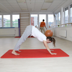 Jógová pozice pes hlavou dolů - Adho Mukha Švánásana