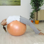 Cvičení na gymnastickém míči - protažení přední strany břicha, stehen a hrudníku