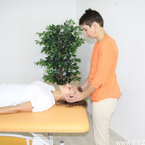 Uvolnění svalu v oblasti ucha při bolestech při žvýkání, zívání, ale i u migrén apod.