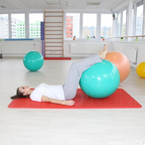 Cvičení na gymnastickém míči - stabilizační cvičení dolní části trupu, pánve a dolních končetin