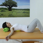 Protažení hrudníku na zádech na overballu