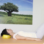 Aktivace hlubokých flexorů krku vleže na zádech na overballu