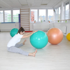 Protažení na gymnastickém míči - protažení svalů trupu a svalů na zadní straně nohou