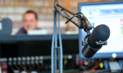 Iva Bílková v pořadu "Odpolední Plus" na ČRo Plus: Jak sedět (nejen) v kanceláři 6. 7. 2025